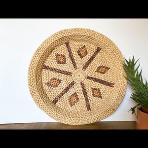 Neutral wall basket